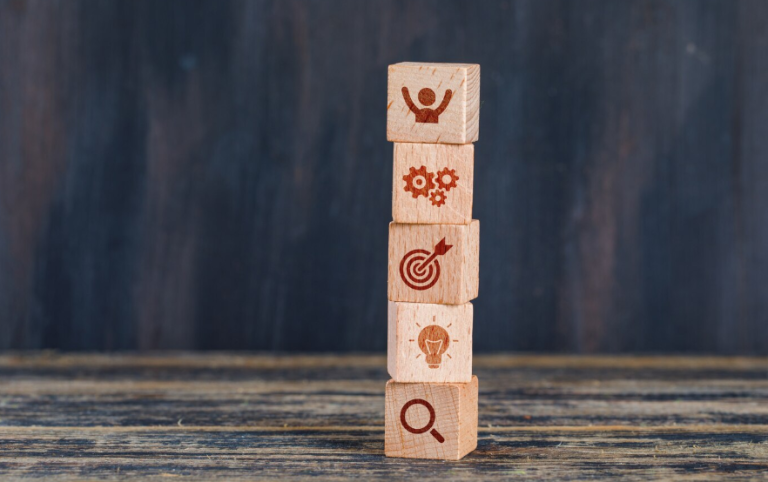 Des cubes empilés représentatifs de l'audit et de la stratégie RSE