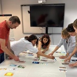 Des personnes participants activement à une fresque de la RSE 